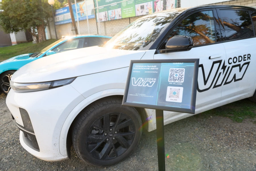 Автомобили салона VINcoder, выставленные на Летней встрече предпринимателей ИД «Алтапресс». 27 августа 2026.