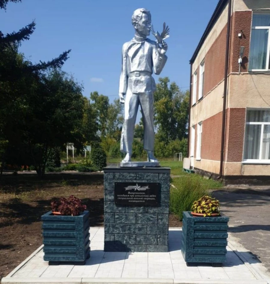 Памятник выпускникам Ребрихинской общеобразовательной школы-интерната, погибшим в зоне СВО.