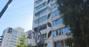 Убрали свисающие железобетонные плиты с дома в Барнауле.