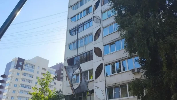 Убрали свисающие железобетонные плиты с дома в Барнауле.