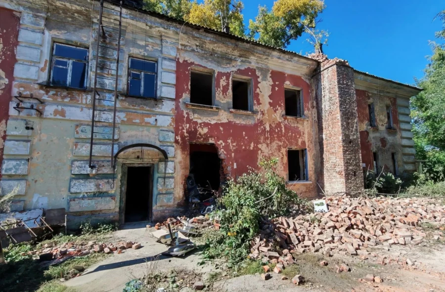В Барнауле приступили к сносу аварийного дома на Новоугольной