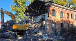 В Барнауле приступили к сносу аварийного дома на Новоугольной