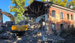В Барнауле приступили к сносу аварийного дома на Новоугольной