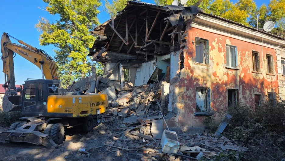 В Барнауле приступили к сносу аварийного дома на Новоугольной