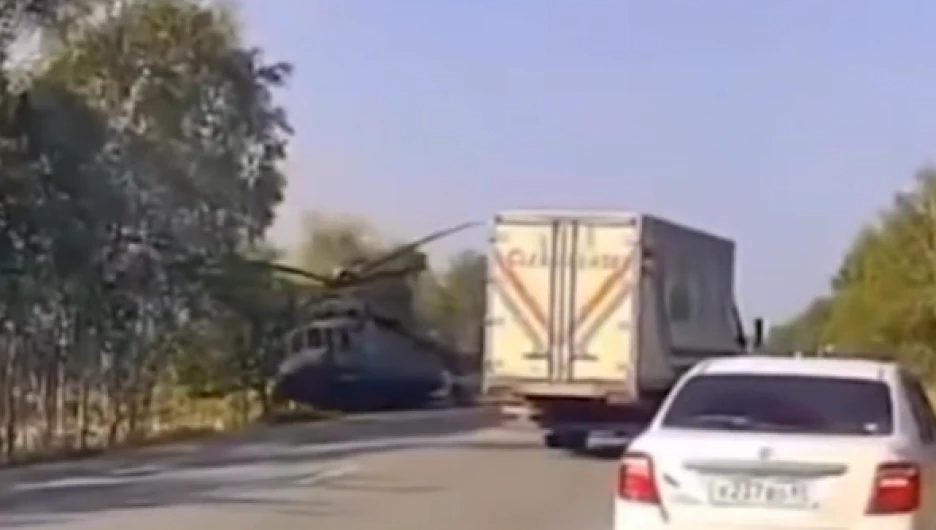 Вертолет Ми-8 с журналистами жестко сел на автодороге