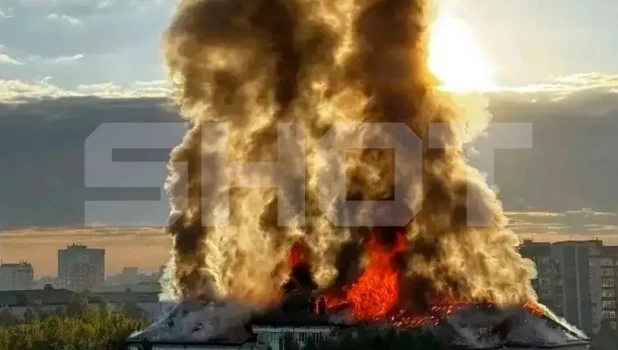 Пожар охватил школу в Тюмени.