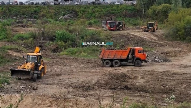 Тяжелая техника в овраге