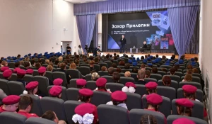 Встреча писателя и общественно-политического деятеля Захара Прилепина с барнаульскими школьниками, кадетами, юнармейцами, воспитанниками военно-патриотических и военно-спортивных клубов.