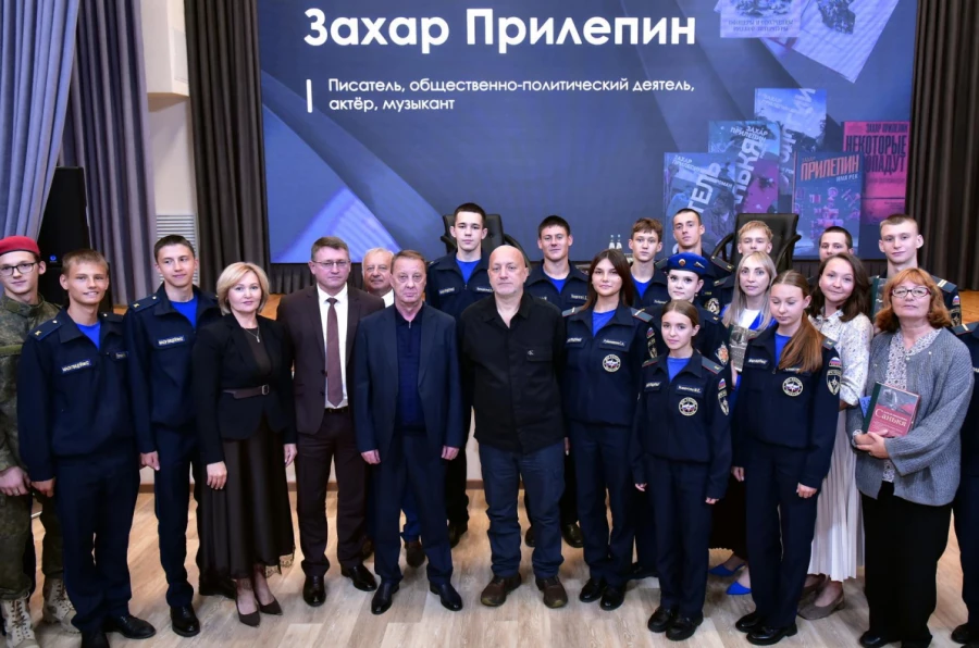 Встреча писателя и общественно-политического деятеля Захара Прилепина с барнаульскими школьниками, кадетами, юнармейцами, воспитанниками военно-патриотических и военно-спортивных клубов.