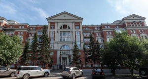 В центре Барнаула продают трехэтажную квартиру с куполом и бельведером