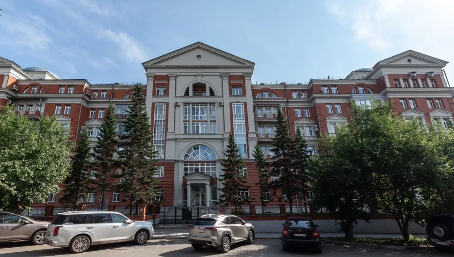 В центре Барнаула продают трехэтажную квартиру с куполом и бельведером