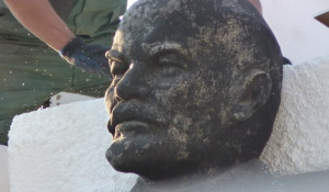 Памятник Ленину на площади Октября в Барнауле демонтируют.