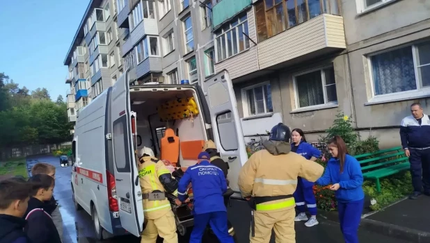 В Бийске спасатели помогли госпитализировать тяжелобольную пенсионерку