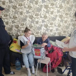 100-летний ветеран ВОВ проголосовал дома.