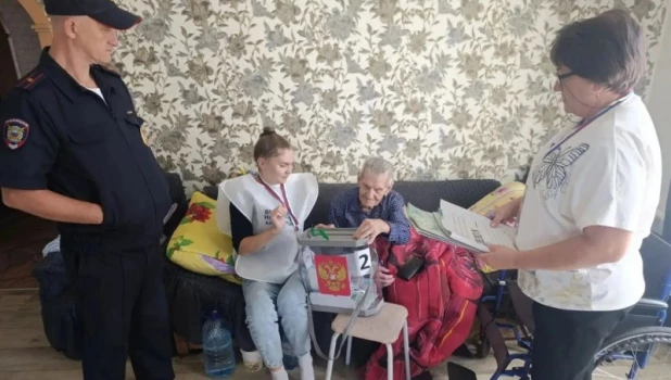 100-летний ветеран ВОВ проголосовал дома.
