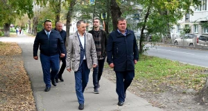 Выездное совещание на улице Эмилии Алексеевой, где завершились работы в рамках национального проекта «Инфраструктура для жизни».