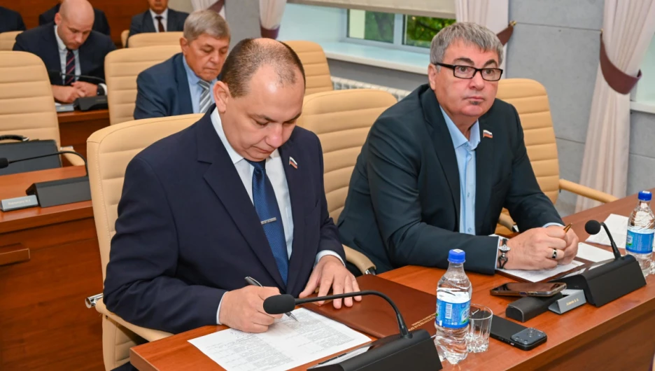 Десять депутатов Барнаульской городской Думы перешли в краевой парламент