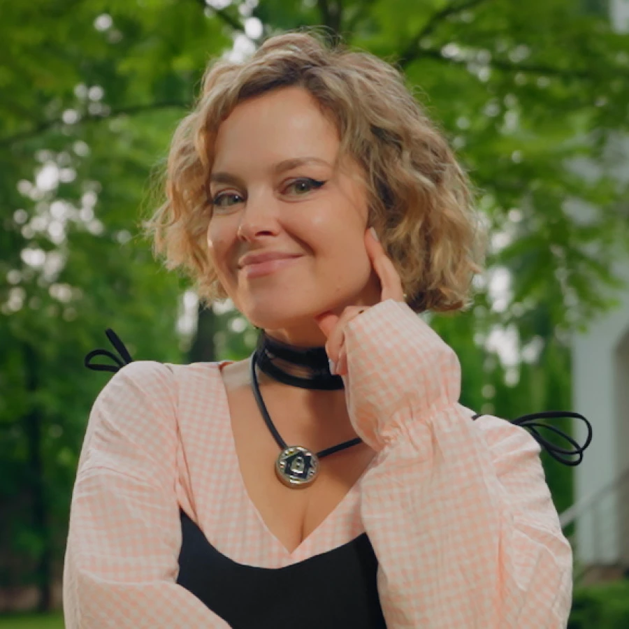 Наталия Медведева — актриса, комик.


