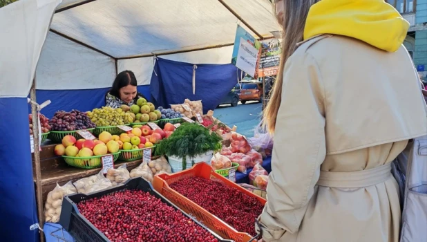 Продовольственная ярмарка в Барнауле.