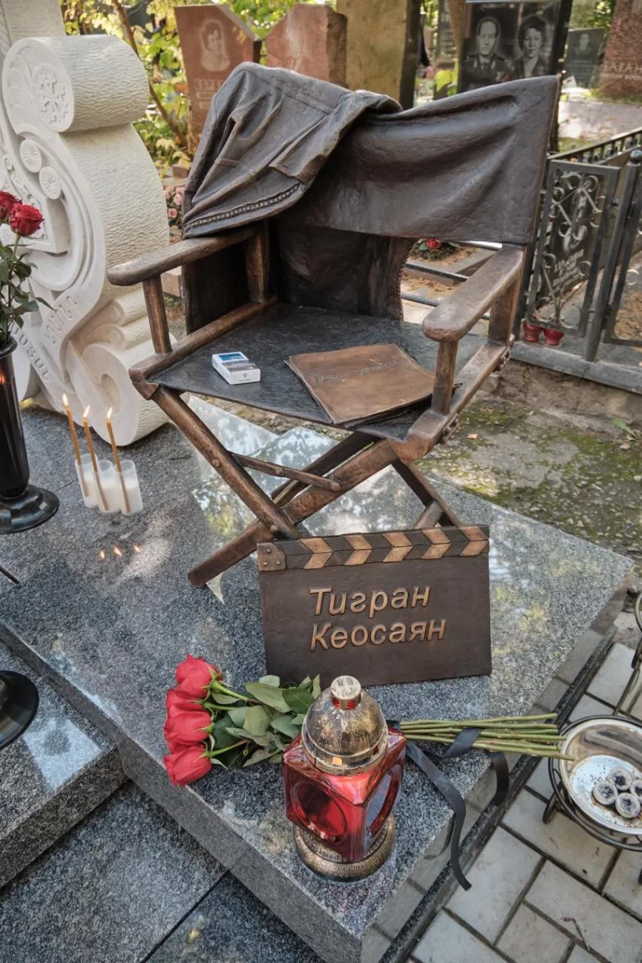 На кладбище открыли памятник Тиграну Кеосаяну в годовщину его смерти.