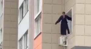 Жительница Барнаула вышла на козырек окна.