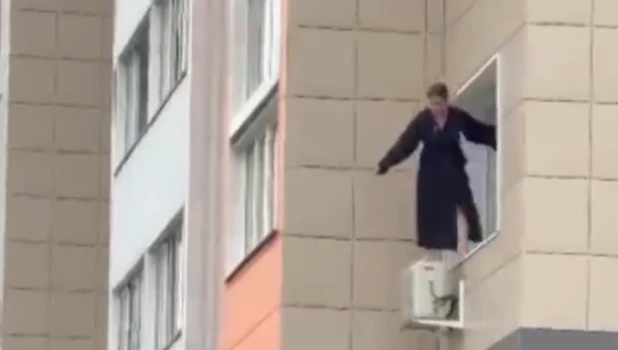 Жительница Барнаула вышла на козырек окна.