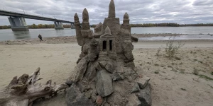 Замок из песка на барнаульской набережной.