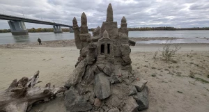 Замок из песка на барнаульской набережной.