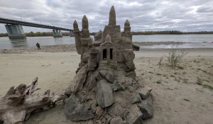 Замок из песка на барнаульской набережной.
