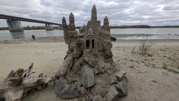 Замок из песка на барнаульской набережной.