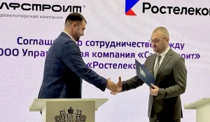 Владислав Тюнин, коммерческий директор «СЕЛФСТРОИТ» и Александр Бойкиня, директор по работе с массовым сегментом региона «Восток» ПАО «Ростелеком» (справа).