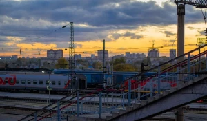 Вокзал Барнаула на закате.
