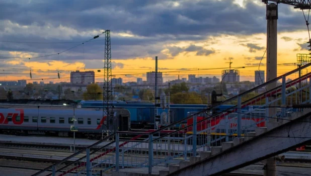 Вокзал Барнаула на закате.