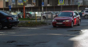 Ямы на перекрестке ул. Никитина и проспекта Комсомольского.