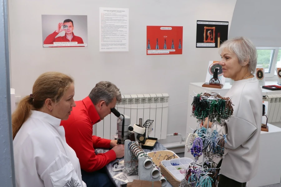 Выставка микроминиатюр Владимира Анискина