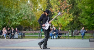 Рок-концерт после субботника в Центральном парке.