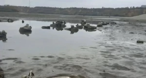 Мешки от аттракционов на пляже.