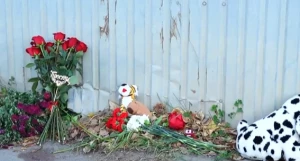 Стихийный мемориал на месте смертельного ДТП.