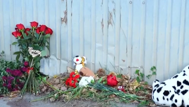 Стихийный мемориал на месте смертельного ДТП.
