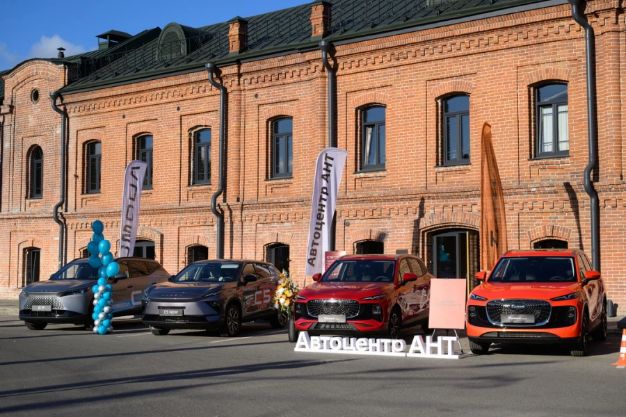 Экспозиция Автоцентра АНТ. 