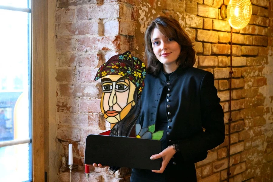 Художник и витражист Елизавета Замаева.