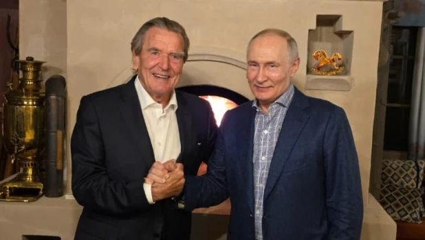 Владимир Путин и Герхард Шредер у камина.