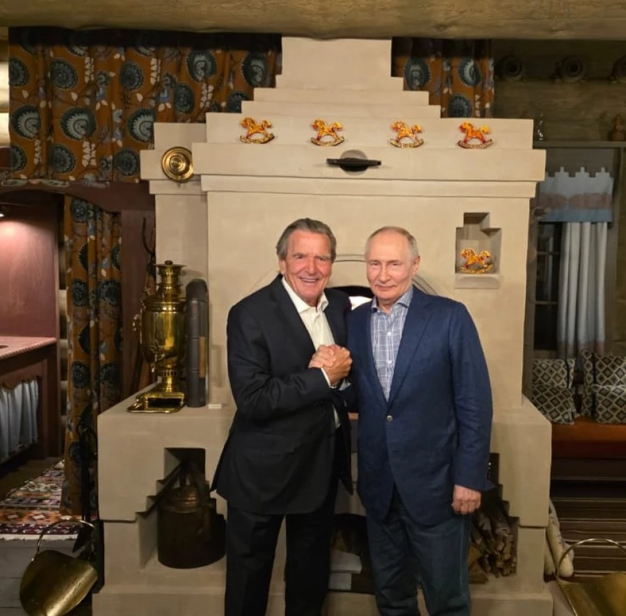 Владимир Путин и Герхард Шредер у камина.