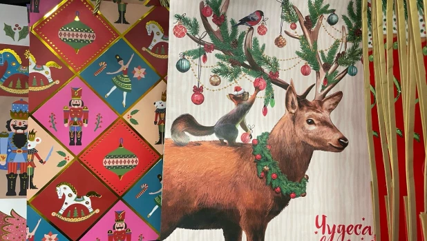 Новогодние украшения в октябре.