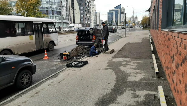Закипела работа у злополучной ямы на пр. Красноармейском.