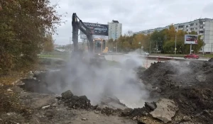 Специалисты на месте аварии на ул. Попова.