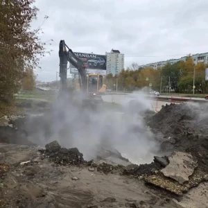 Специалисты на месте аварии на ул. Попова.