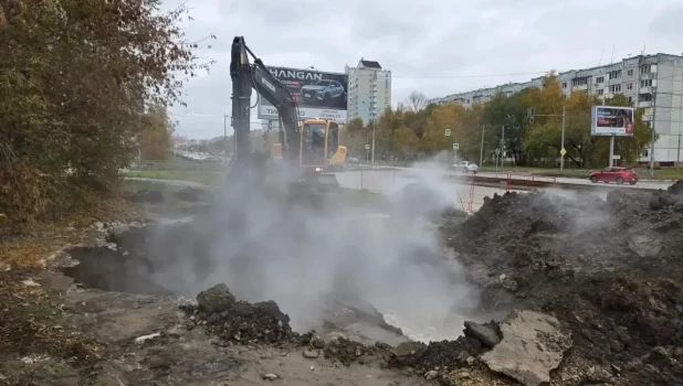 Специалисты на месте аварии на ул. Попова.