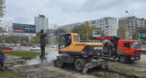 Специалисты на месте аварии на ул. Попова.
