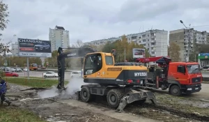 Специалисты на месте аварии на ул. Попова.